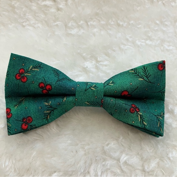 Pet Bowtie in a Green Christmas Holly - Picture 4 of 12